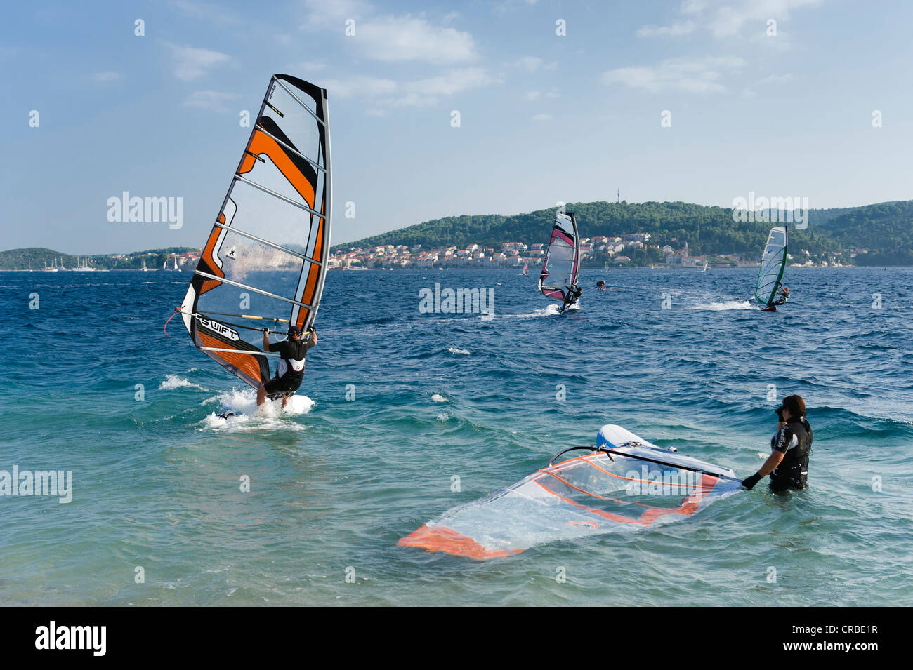 Les surfeurs sur la plage d'Orebic, Peljesac, Dalmatie, Croatie, Europe Banque D'Images