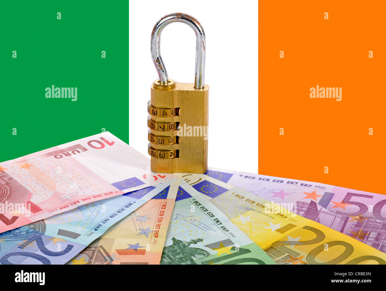 Serrure à combinaison sur les billets en euros en face du drapeau national de l'Irlande, l'image symbolique de la sécurité change Banque D'Images