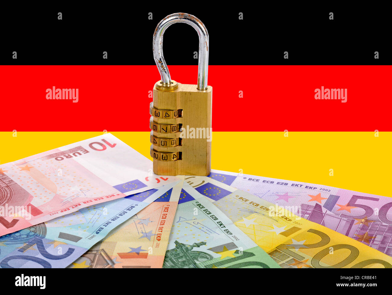 Serrure à combinaison sur les billets en euros devant le drapeau national de la République fédérale d'Allemagne, de l'image symbolique de service Banque D'Images