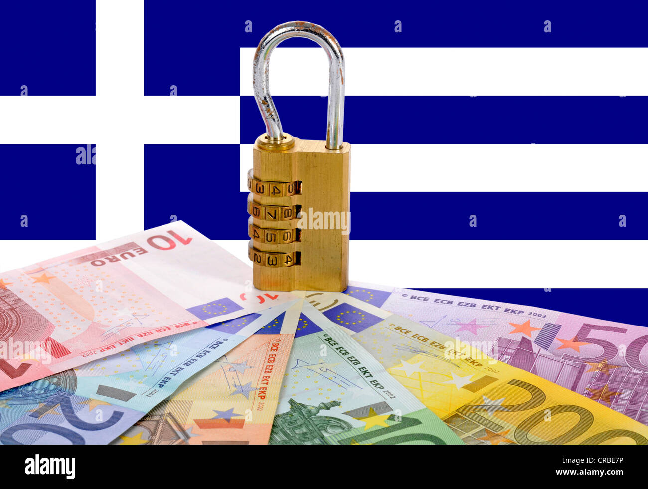 Serrure à combinaison sur les billets en euros devant le drapeau national de la Grèce, de l'image symbolique de la sécurité change Banque D'Images