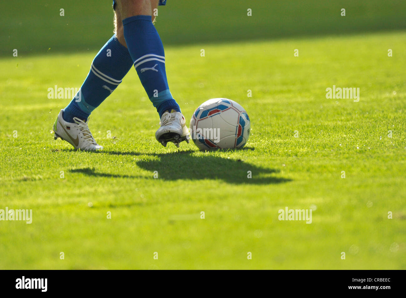 Les jambes de footballeur et un football, Sinsheim-Hoffenheim WIRSOL, Rhein-Neckar-Arena, Bade-Wurtemberg, Allemagne, Europe Banque D'Images