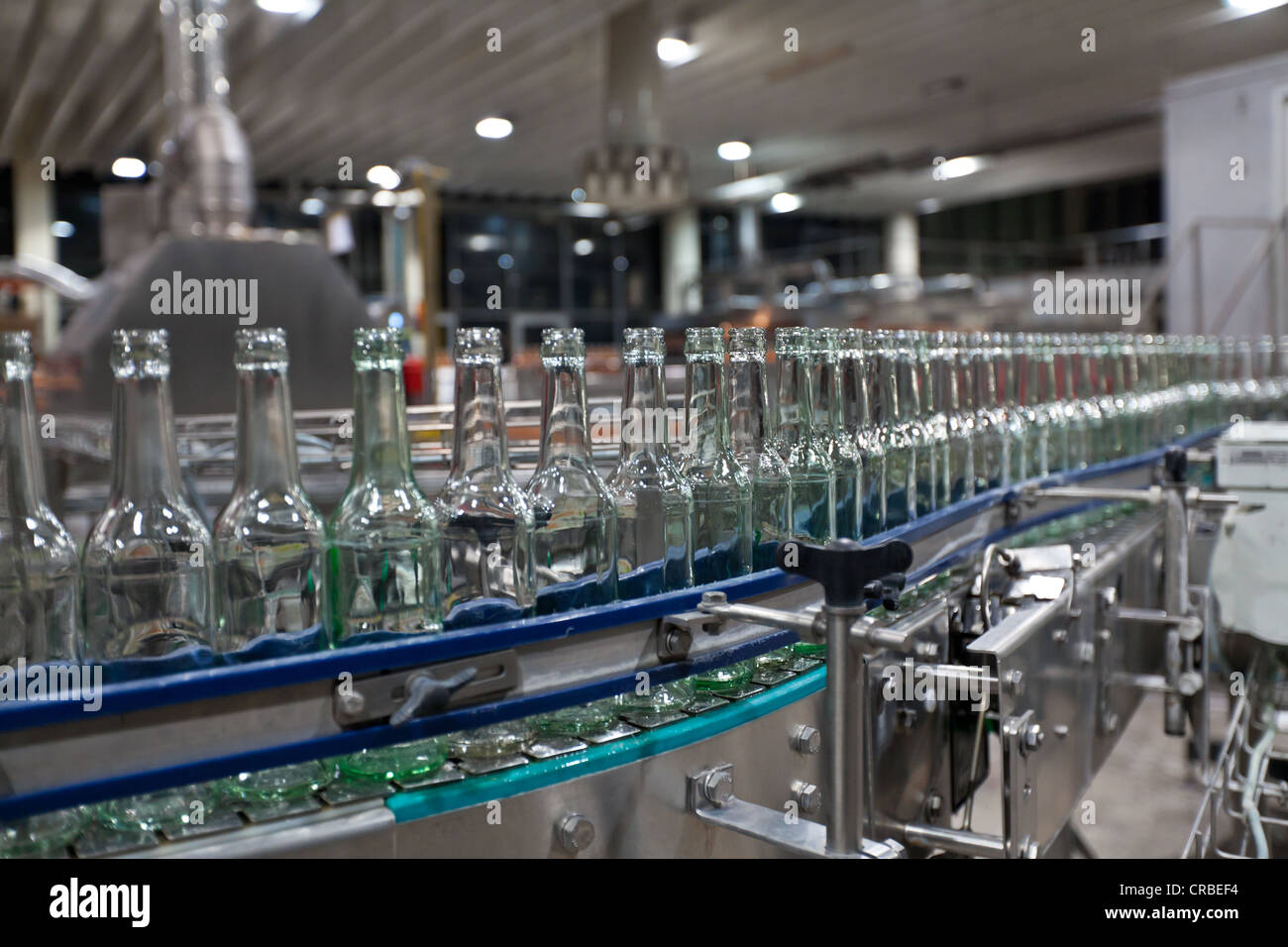 Les bouteilles de bière vides après le nettoyage, sur un convoyeur à courroie, contraignant la brasserie, Francfort, Hesse, Germany, Europe Banque D'Images