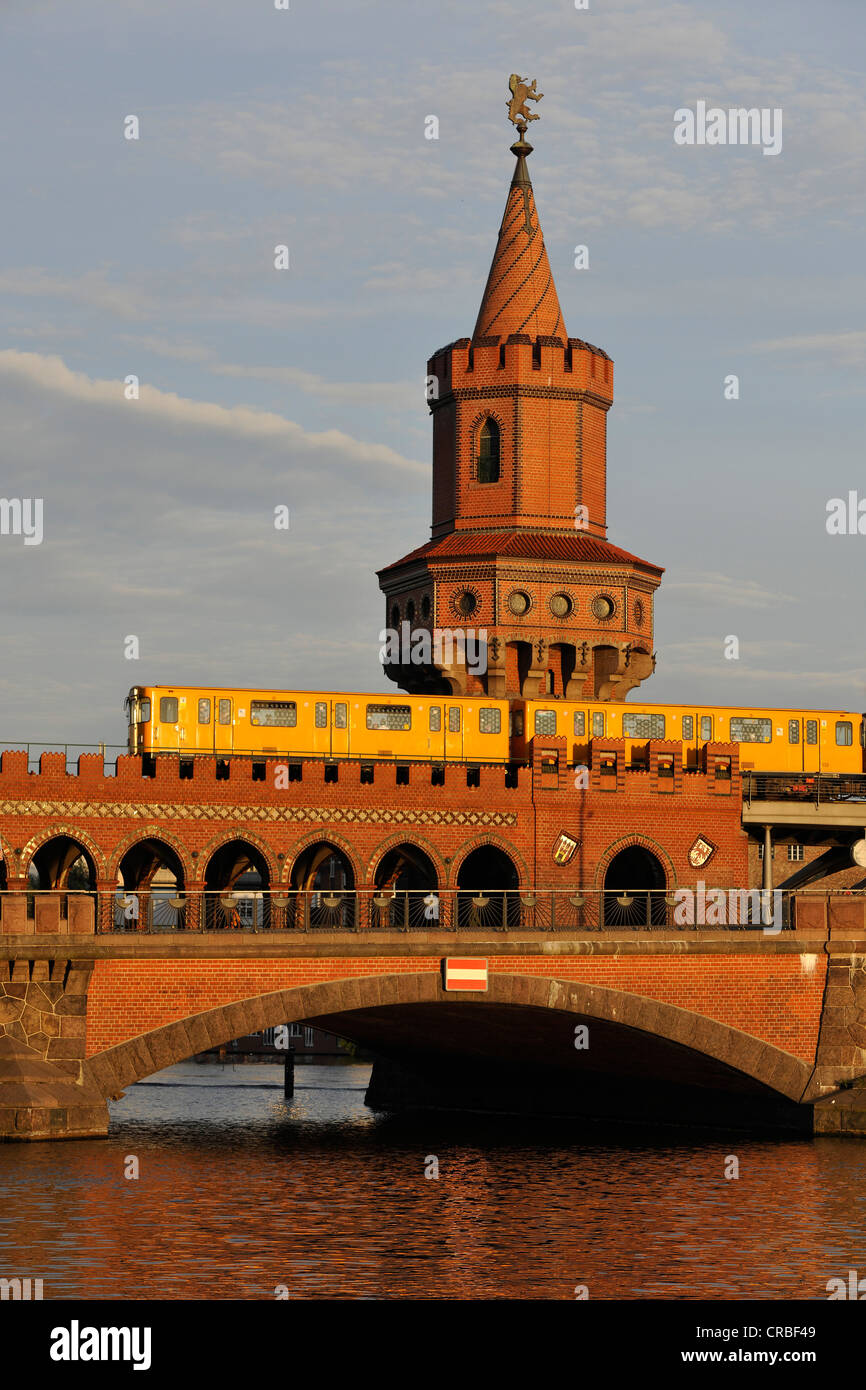 Vue partielle, metro, U-Bahn U1, sur Oberbaumbruecke pont sur la rivière Spree, au crépuscule, en quarts Friedrichshain-Kreuzberg Banque D'Images