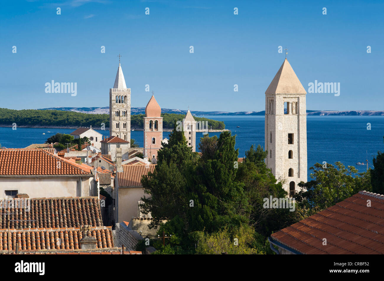 Les clochers des églises de saint Justin, Saint Mary et le monastère de Saint-André, île, golfe de Kvarner, Croatie, Europe Banque D'Images