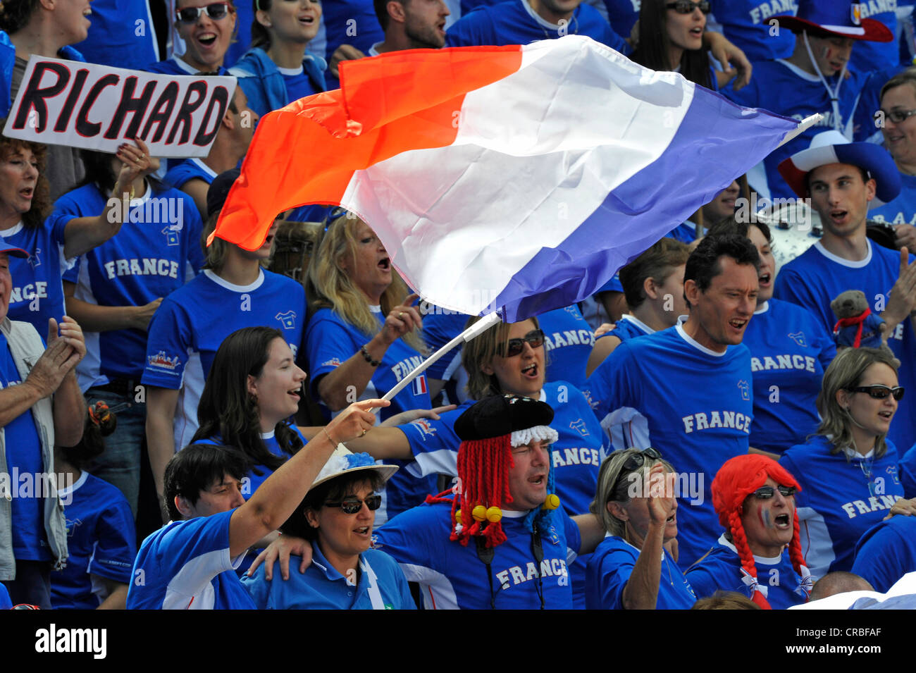Fans français, spectateurs Waving Flag, Davis Cup 2011 Quart de finale, Stuttgart, Bade-Wurtemberg, Allemagne, Europe Banque D'Images
