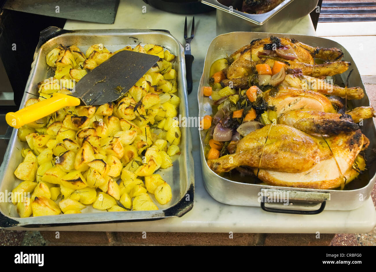 Pollo arosto, rôti de poulet dans une casserole, Trattoria da sci, Pietrasanta, Toscane, Italie, Europe Banque D'Images