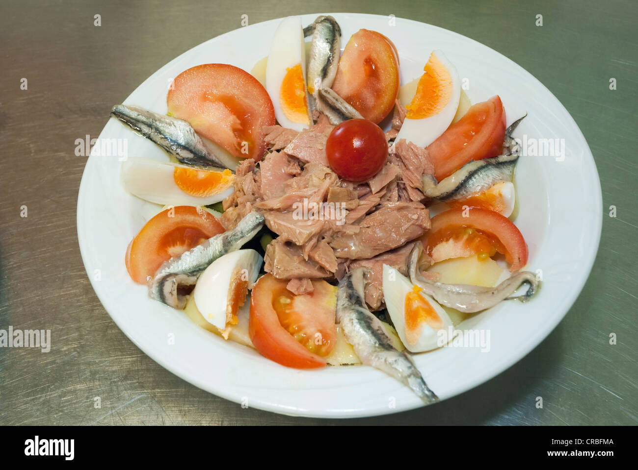 Insalata Nizzarda, salade niçoise, Restaurant Paradiso al Mare, Forte dei Marmi, Toscane, Italie, Europe Banque D'Images