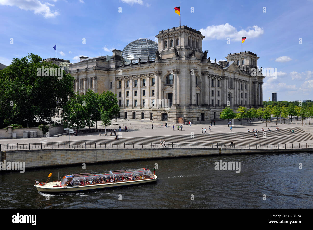 Bateau d'excursion en face du bâtiment du Reichstag, le Parlement allemand, Reichstagufer, Spreebogen, quartier du gouvernement, Berlin Banque D'Images
