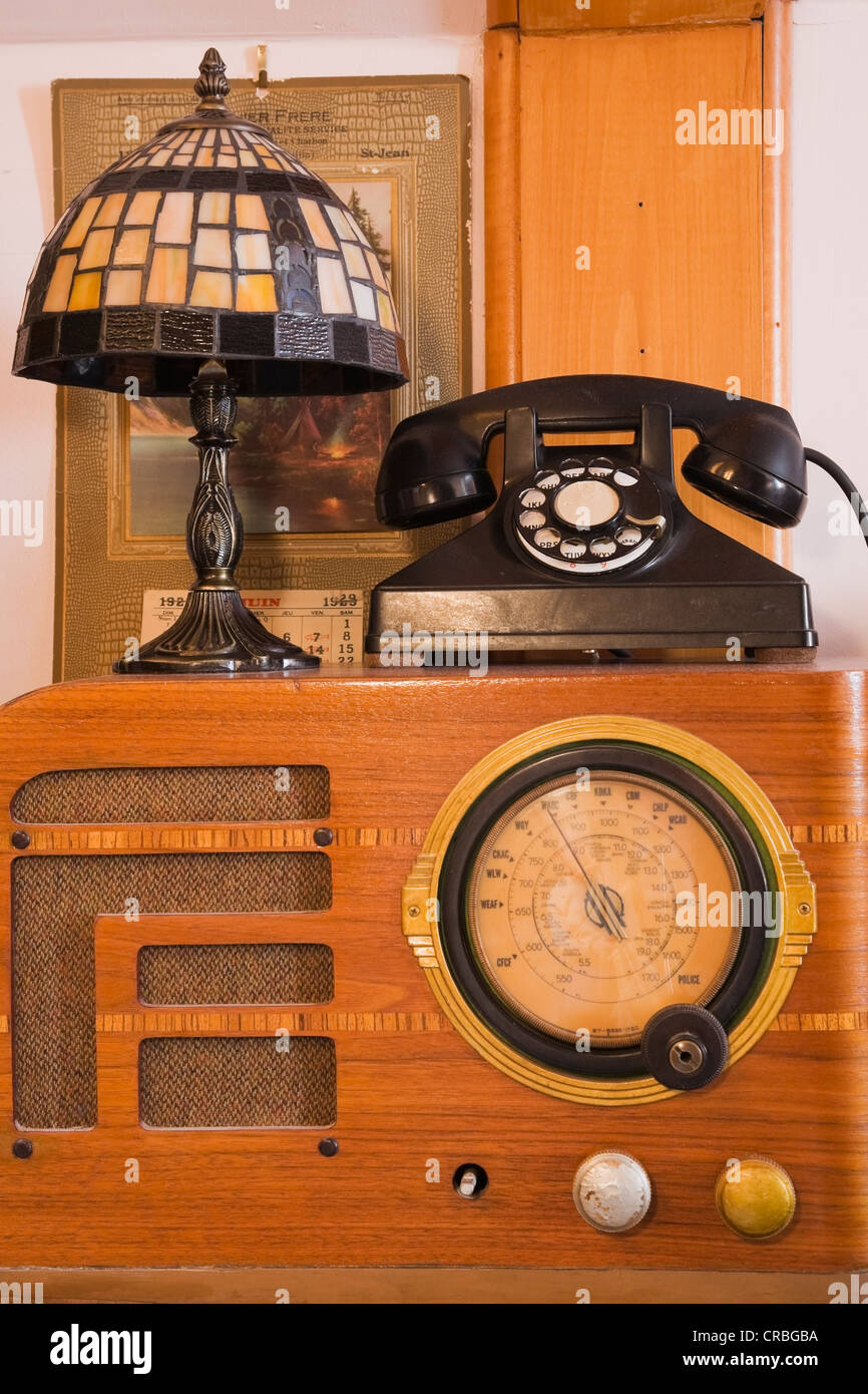 Vieux téléphone et radio dans la salle d'écoute de musique à l'intérieur d'une ancienne maison victorienne 1904 résidentiel style home, Québec, Canada Banque D'Images
