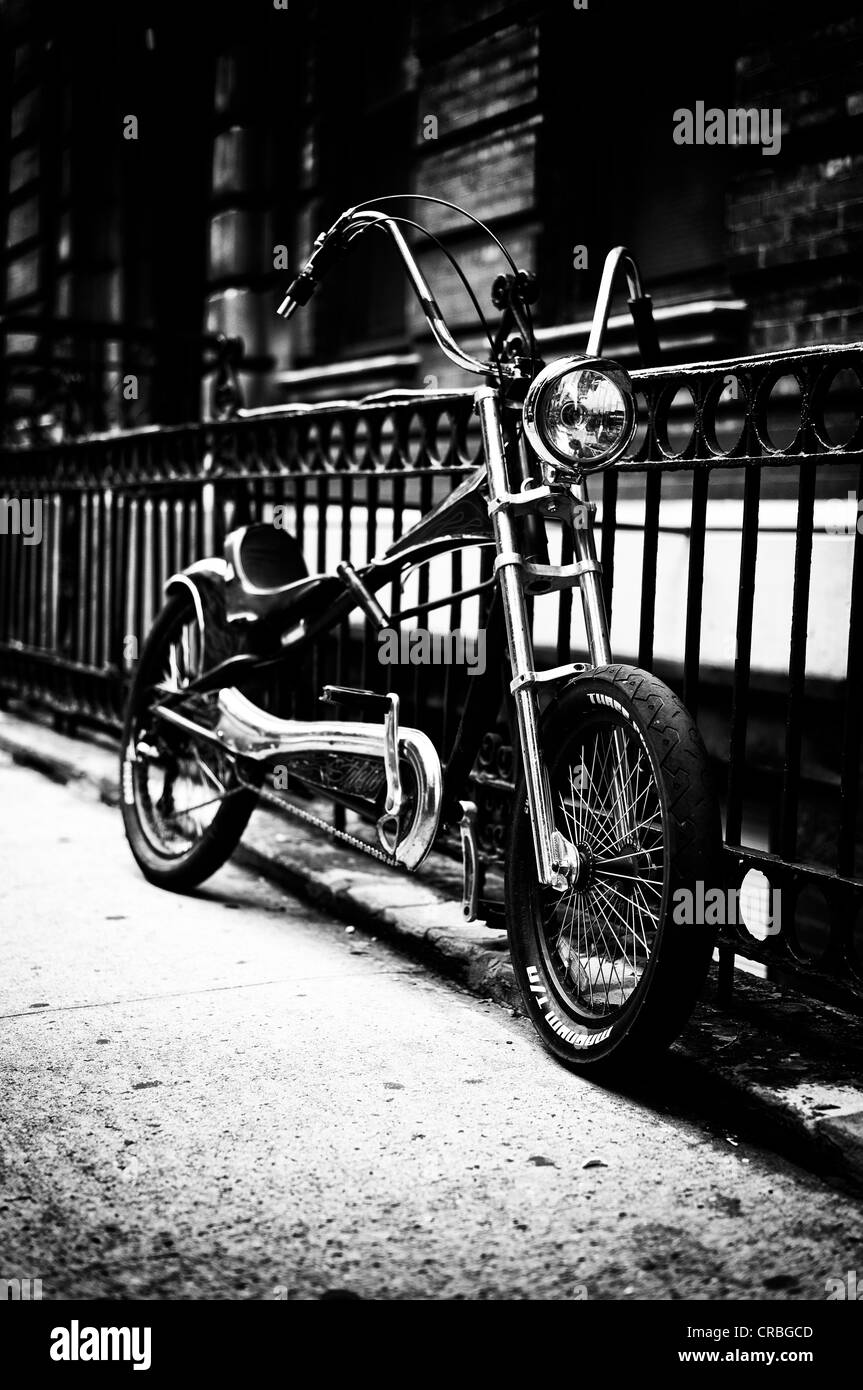 En VTT, à vélo, à Greenwich Village, Manhattan, New York City, New York, USA Banque D'Images