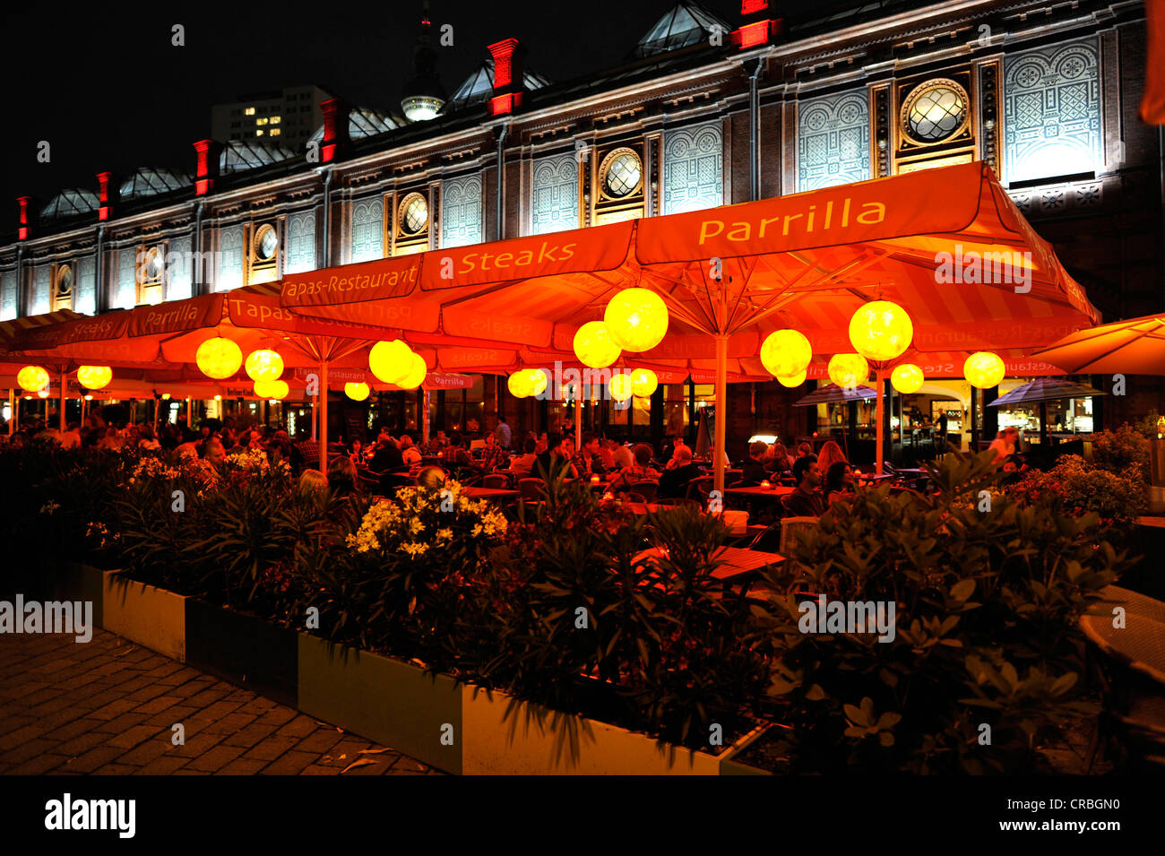 Vue de nuit, la vie nocturne à Berlin, restaurants, Hackescher Markt, Mitte, Berlin, Germany, Europe Banque D'Images