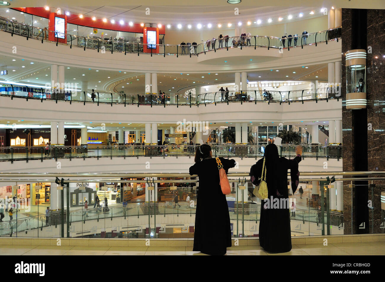 Deux femmes à la City Centre Mall, Doha, Qatar Photo Stock Alamy