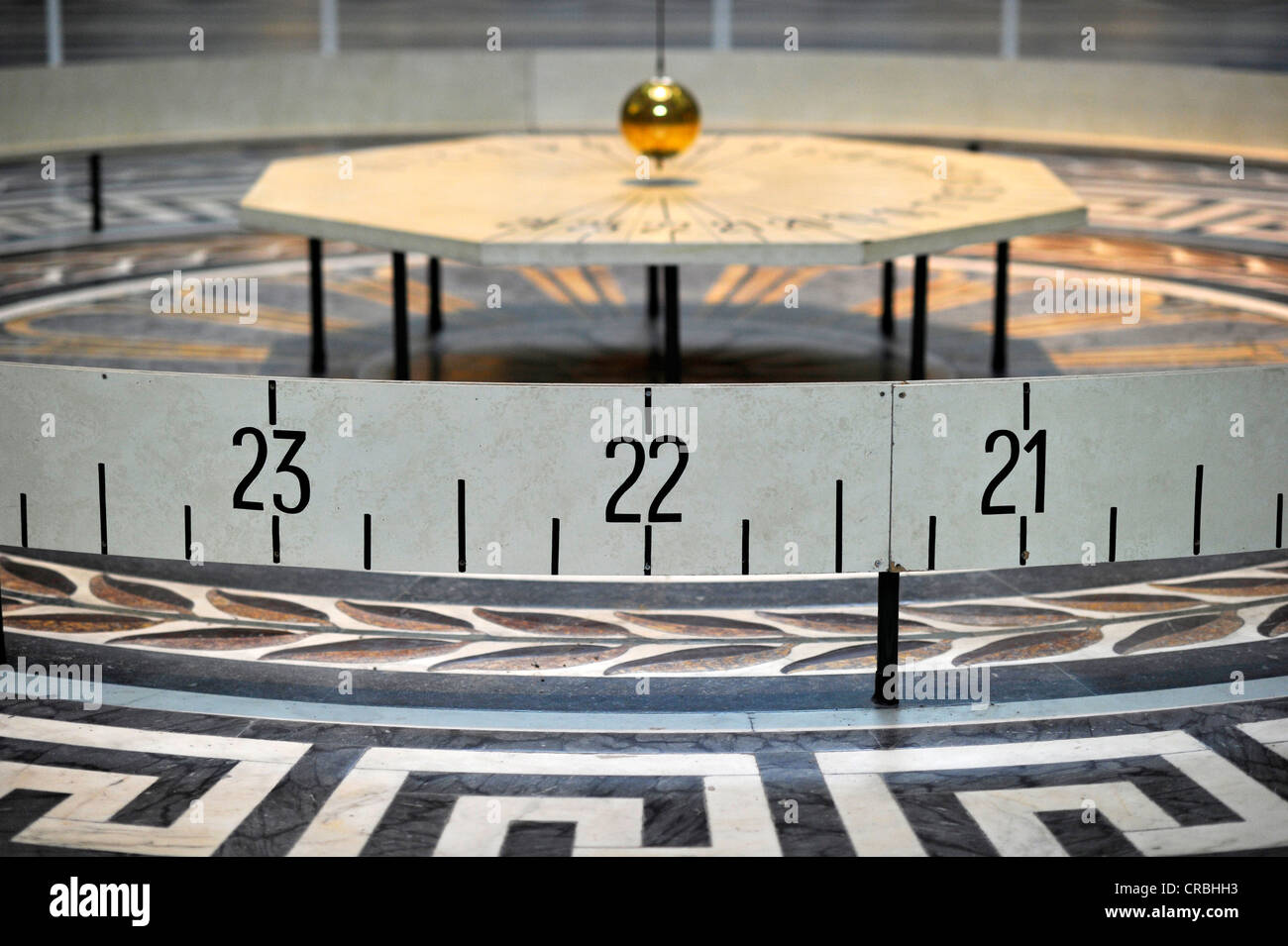 Intérieur avec le pendule de Foucault comme preuve empirique de la rotation de la Terre, Panthéon, un mausolée pour National Français Banque D'Images