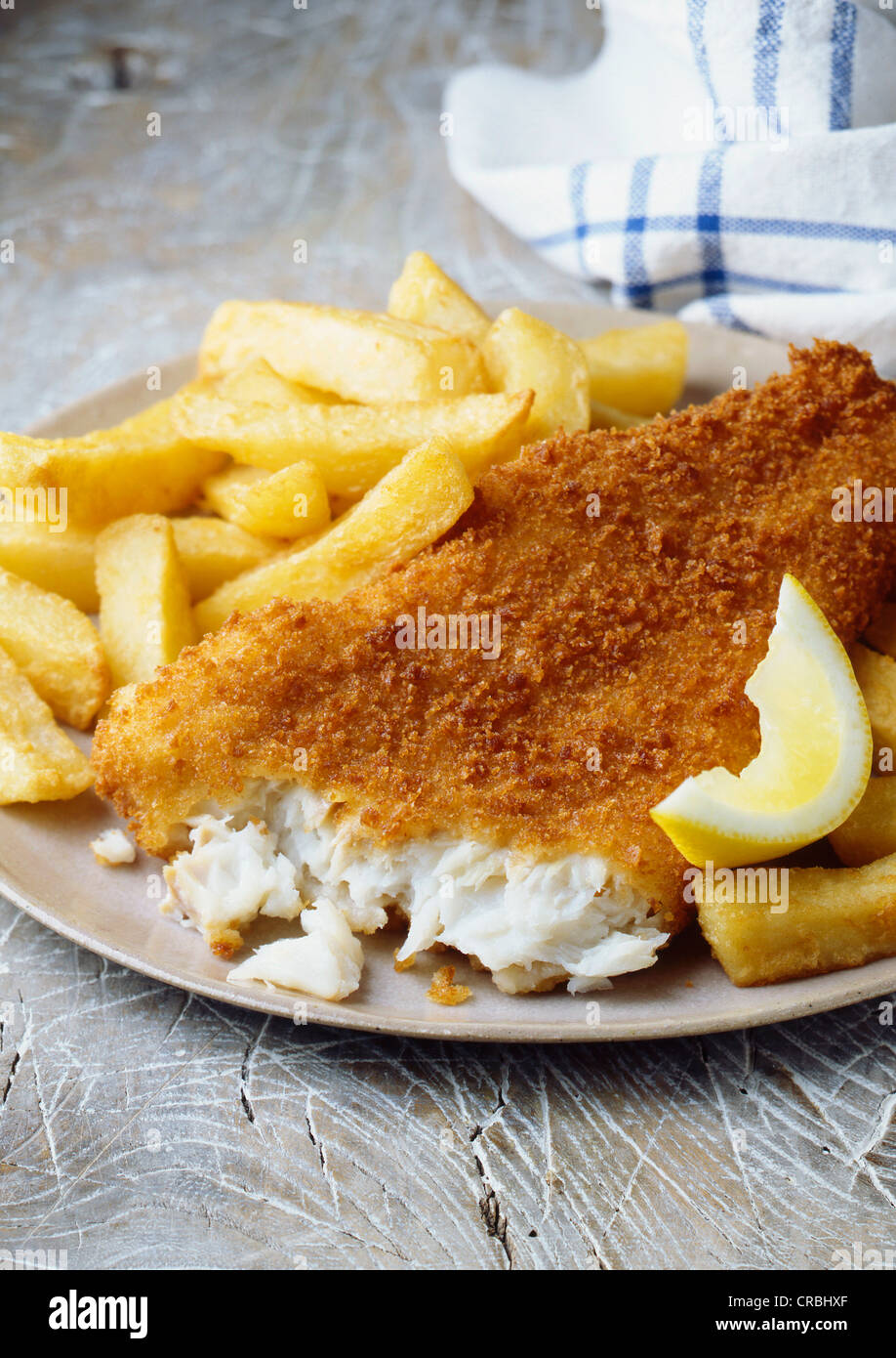 Assiette de poisson et frites avec du citron Banque D'Images
