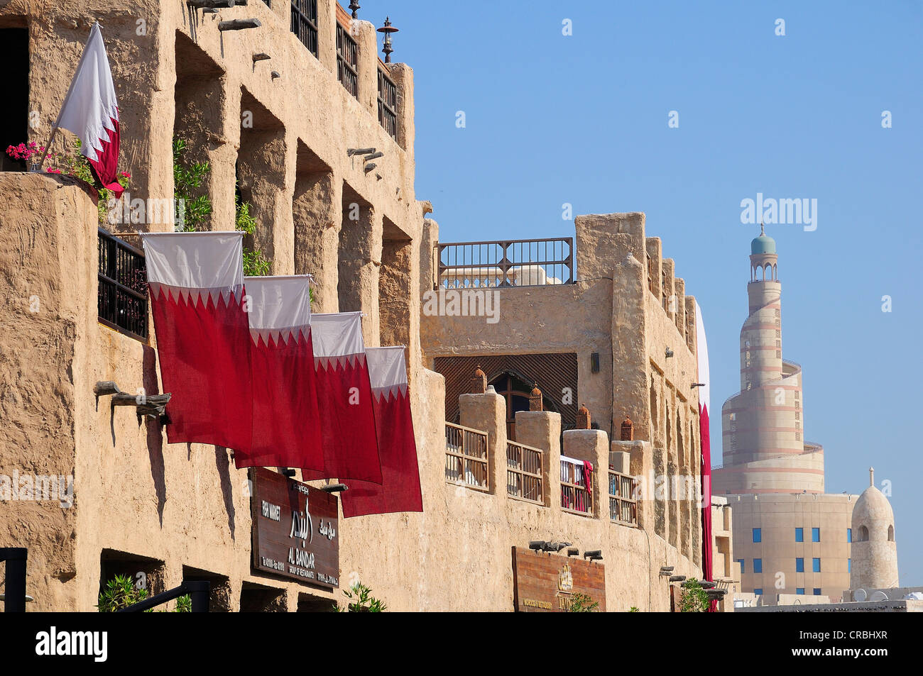 Drapeaux dans les couleurs nationales au Souq Waqif avec la Tour du Qatar Centre culturel islamique, FANAR, Doha, Qatar, Moyen-Orient Banque D'Images