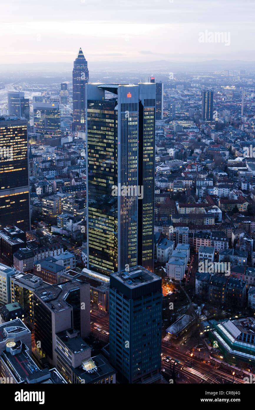 L'horizon de Francfort, le quartier Westend de Francfort, Trianon gratte-ciel en face de la tour Messeturm, équitable, Frankfurt am Main Banque D'Images