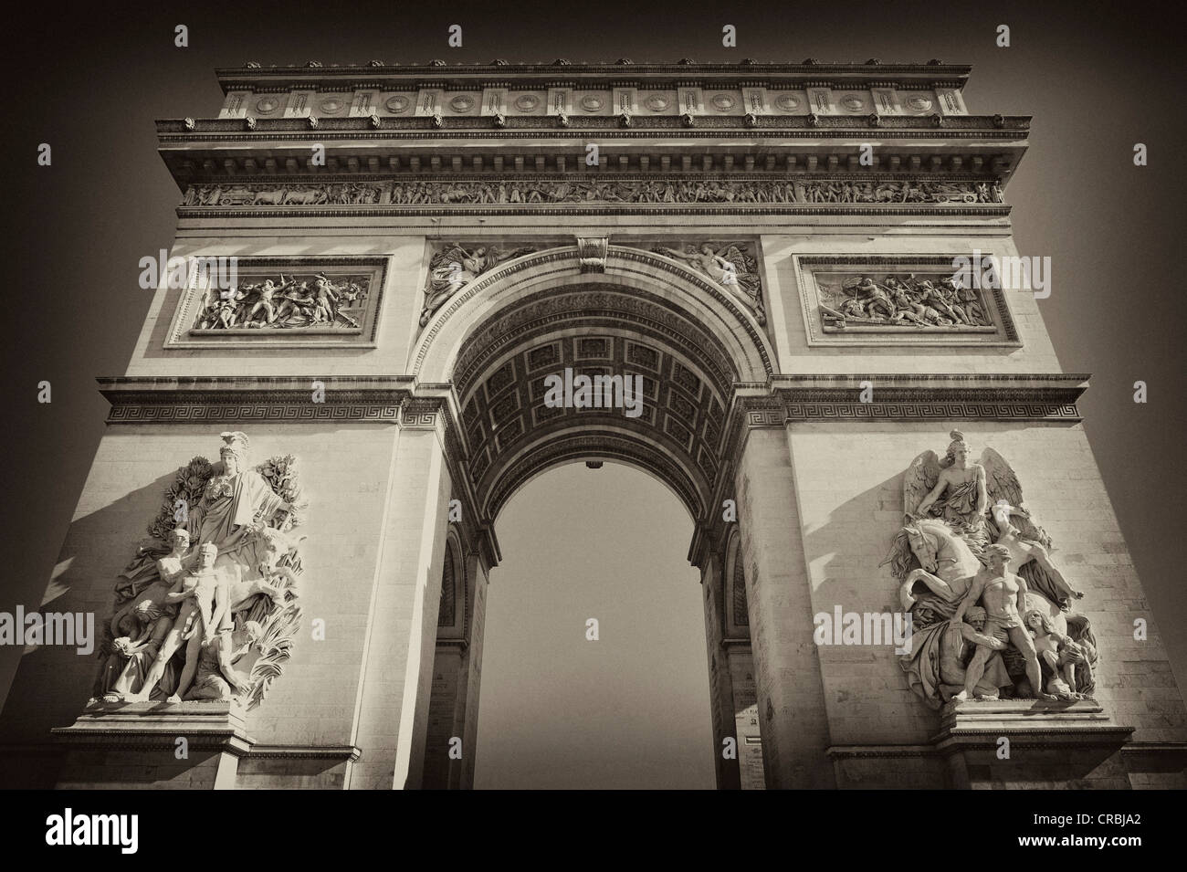 Noir et blanc, sépia, Arc de Triomphe, Arc de Triomphe, Place Charles de Gaulle, axe historique, l'axe historique, Paris, France Banque D'Images