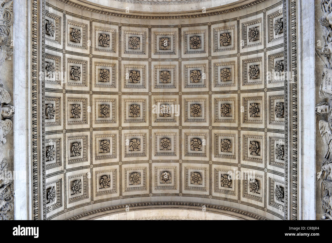 Vue perspective de la grenouille de reliefs muraux avec des noms et des inscriptions, l'Arc de Triomphe, Place Charles-de-Gaulle, axe historique Banque D'Images