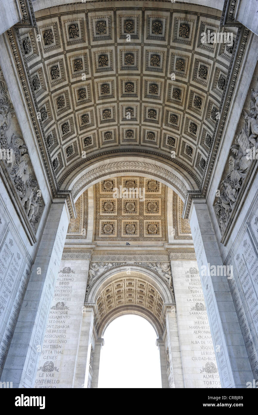 Vue perspective de la grenouille de reliefs muraux avec des noms et des inscriptions, l'Arc de Triomphe, Place Charles-de-Gaulle, axe historique Banque D'Images
