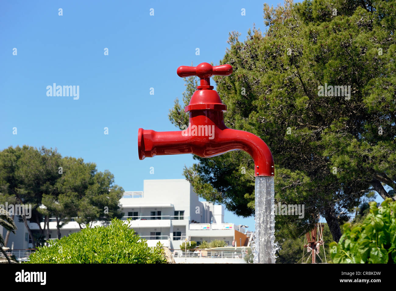 Appuyez sur rouge géant flottant illusion cala santa galdana menorca espagne Banque D'Images