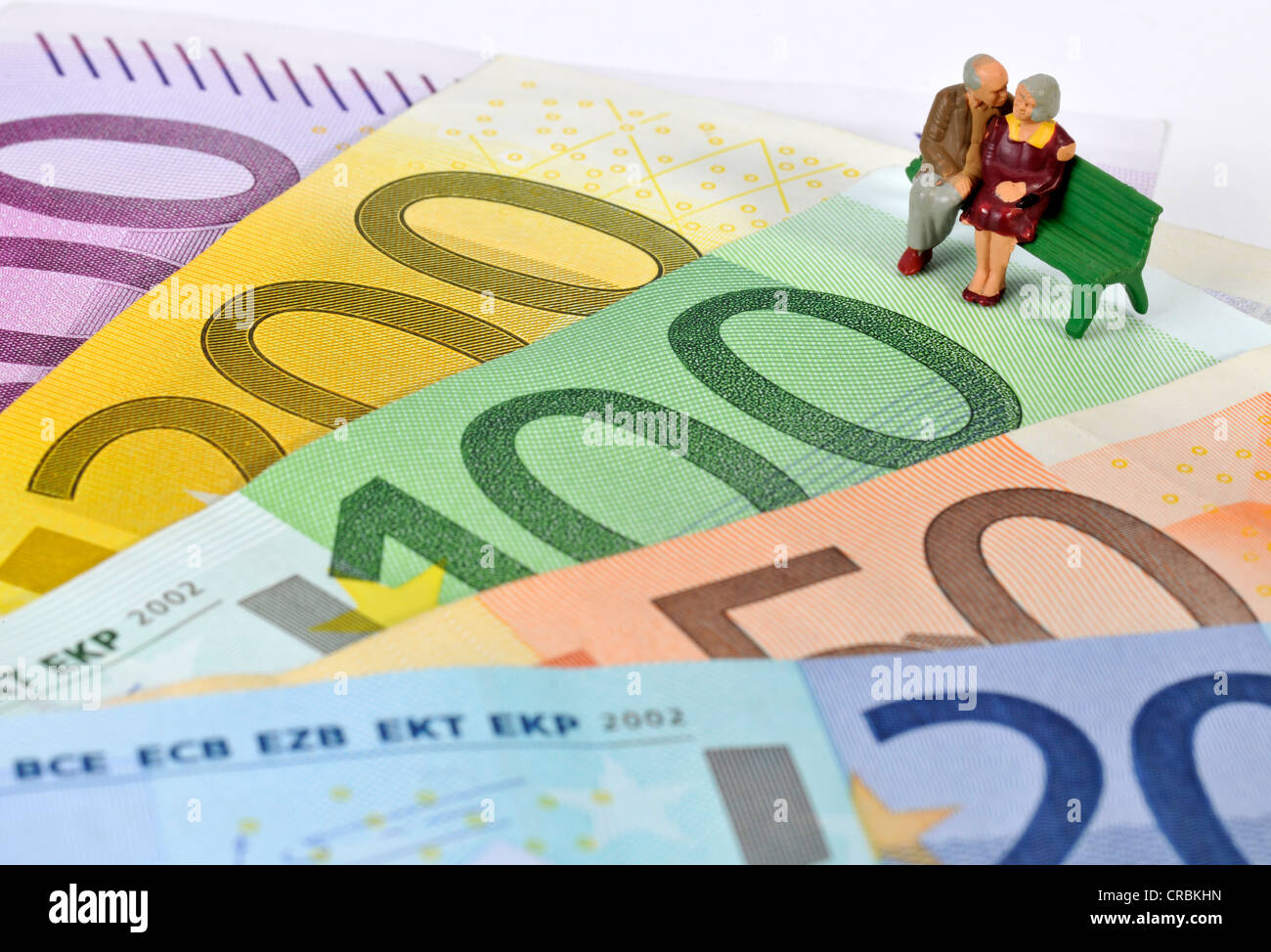 Figurines retraités, banc de parc sur euro note, image symbolique de la retraite, de la retraite Banque D'Images