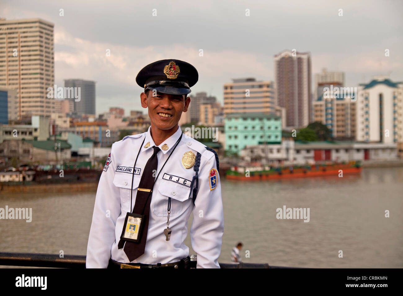 Agent de sécurité en uniforme au Fort Santiago sur la rivière Pasig, Manille, Philippines, Asie Banque D'Images