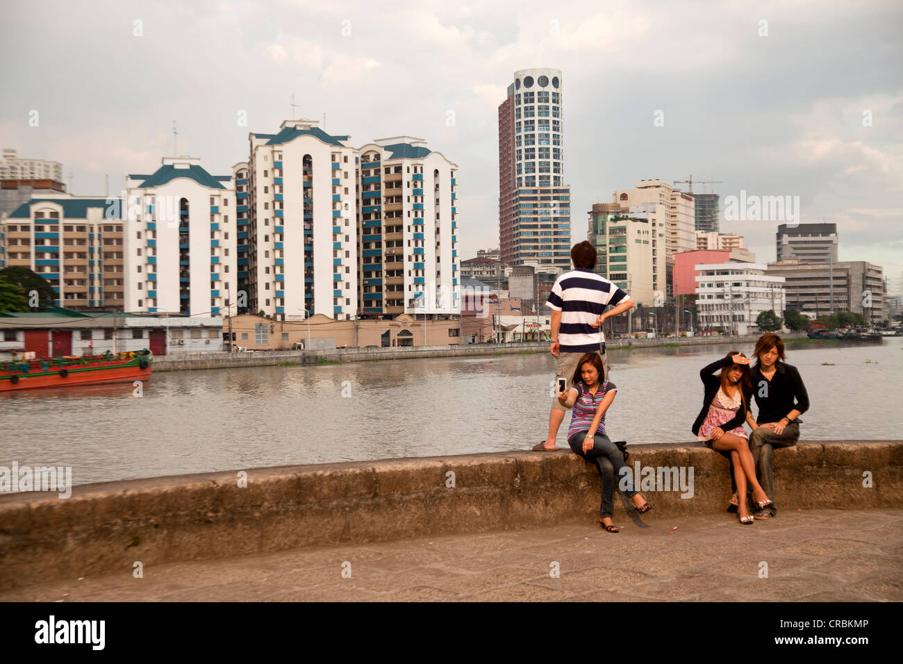Les adolescents au Fort Santiago sur la rivière Pasig, Manille, Philippines, Asie Banque D'Images