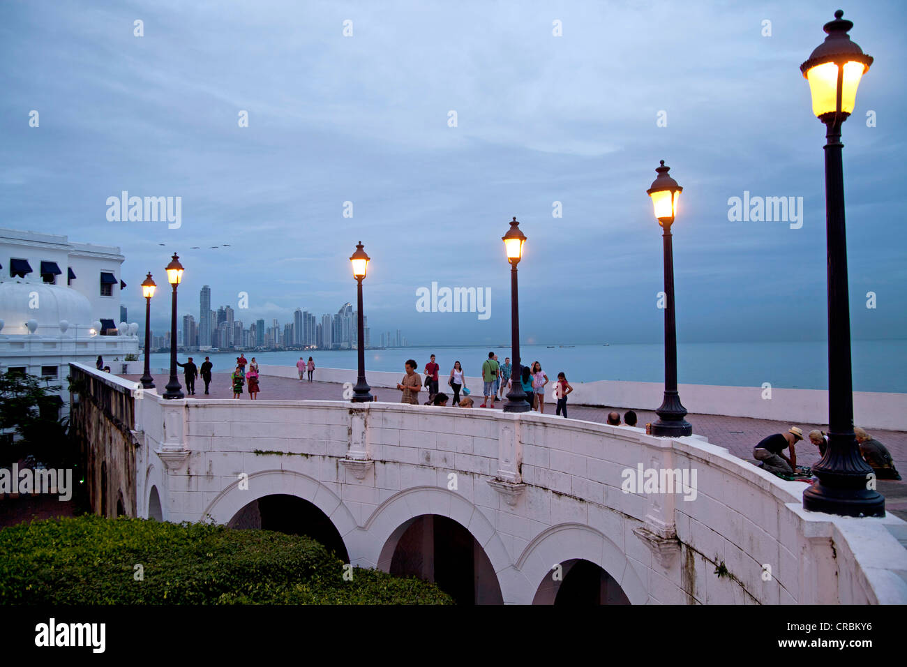 Lanternes le long de la promenade Paseo, Esteban Huertas, en face de la skyline de la ville de Panama, au crépuscule, Panama, Amérique Centrale Banque D'Images