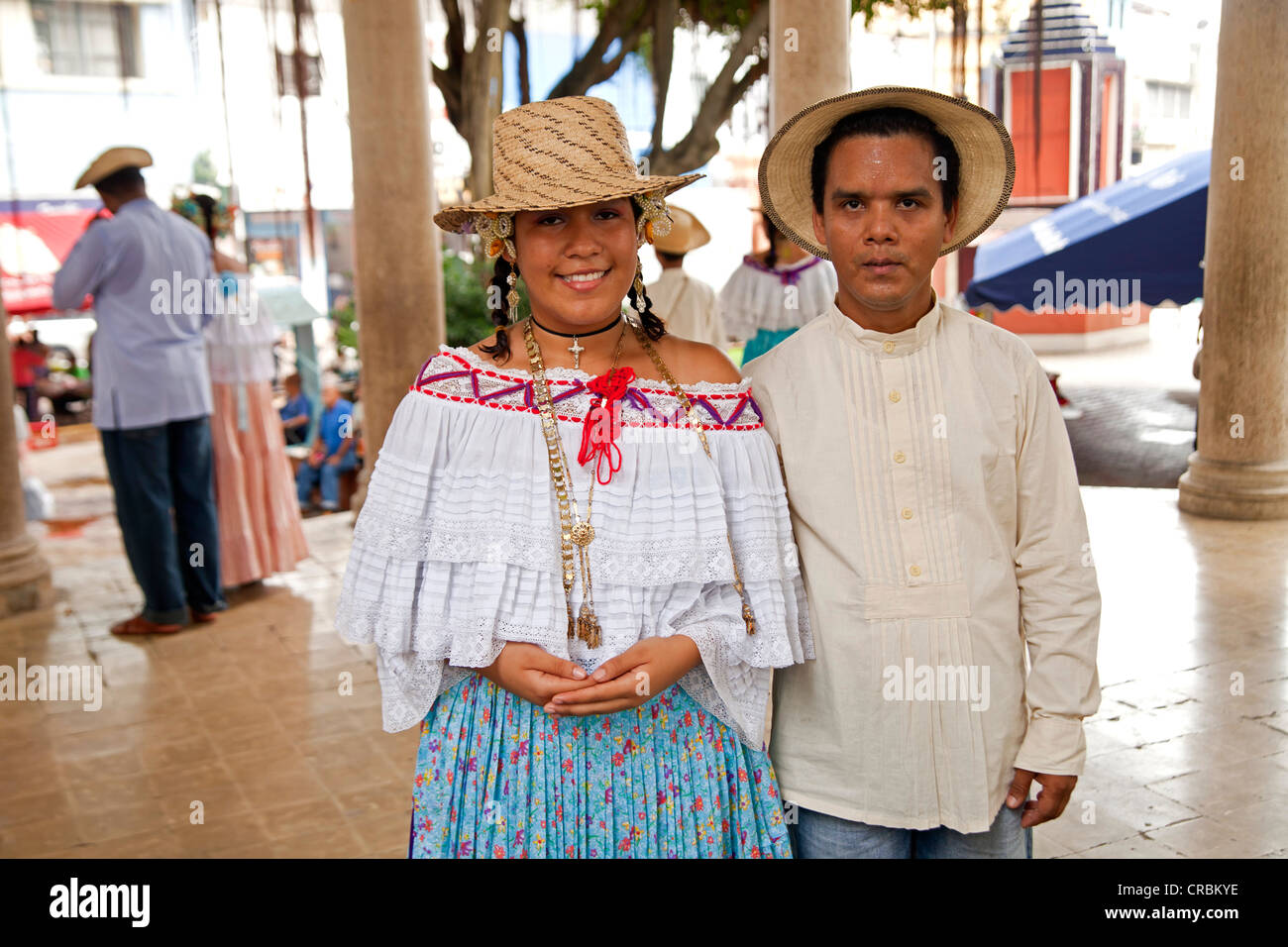 Un groupe de danseurs folkloriques portant des costumes traditionnels, Panama City, Panama, Amérique Centrale Banque D'Images