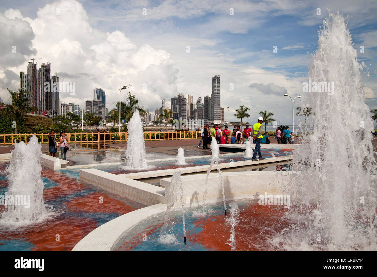 Fontaines sur la promenade du front de mer rénové de Cinta Costera et les toits de la ville de Panama, Panama, Amérique Centrale Banque D'Images