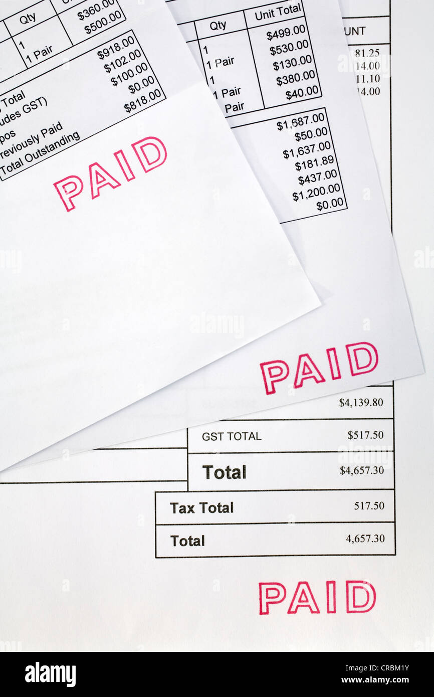 Trois factures pour plusieurs milliers de dollars, tous estampillés payé. Ce sont des projets de loi normale, avec plis et quelques plis. Banque D'Images