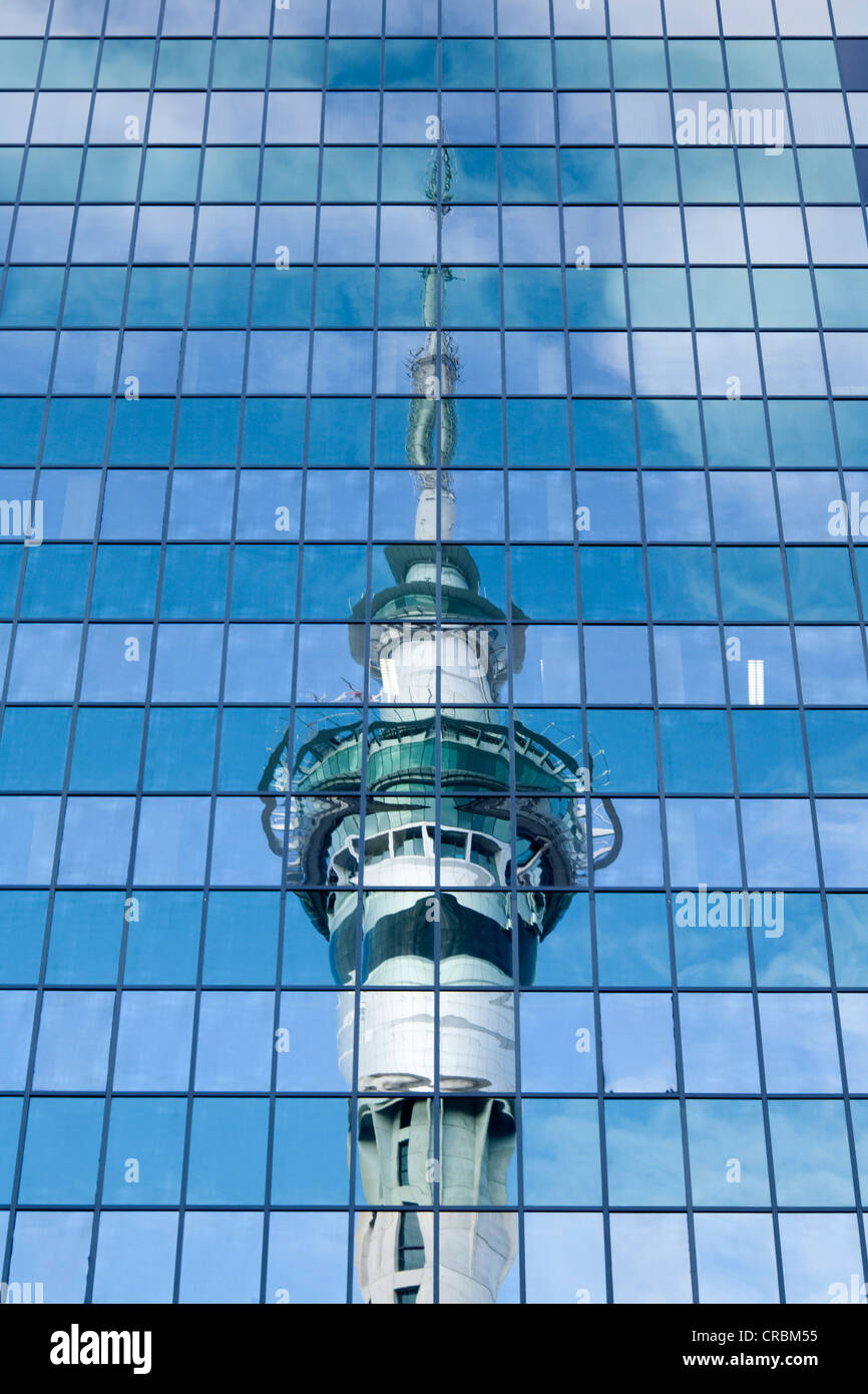 L'Auckland Sky Tower vue reflétée dans un immeuble de bureaux à proximité. Banque D'Images