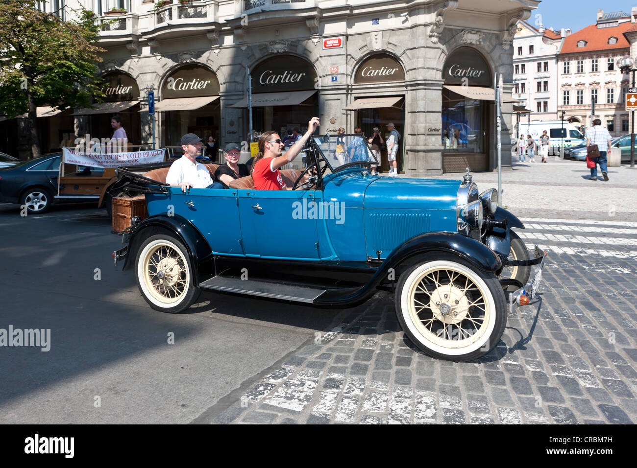 Les touristes d'être conduit autour de la ville dans une voiture d'époque, Prague, République Tchèque, Europe Banque D'Images