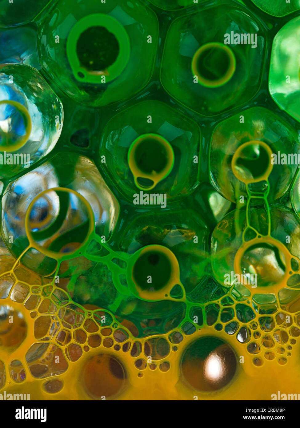 Ball liquide transparent, avec des pigments jaune et vert Banque D'Images