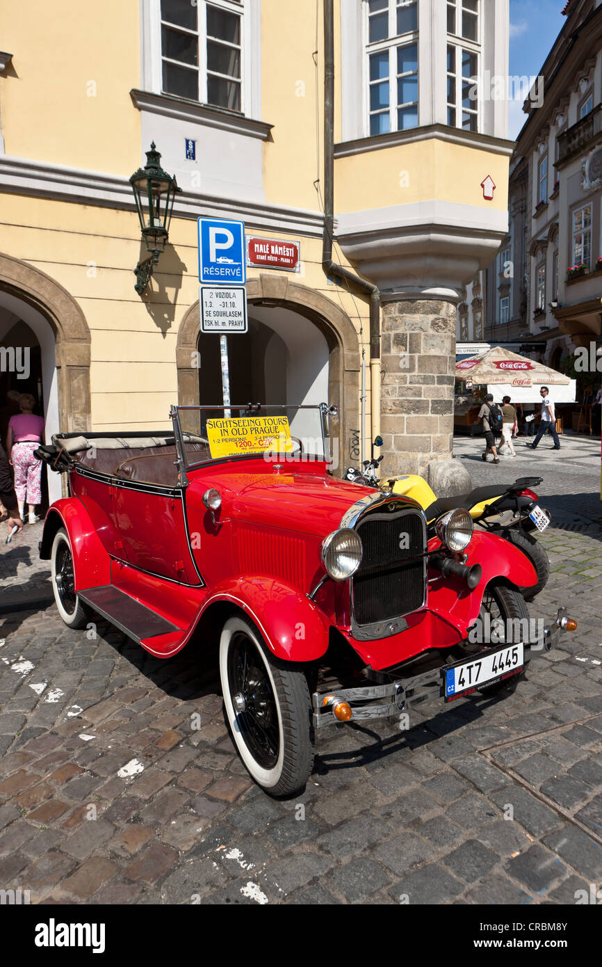 Vintage Car pour conduire les touristes dans la vieille ville de Prague, République Tchèque, Europe Banque D'Images