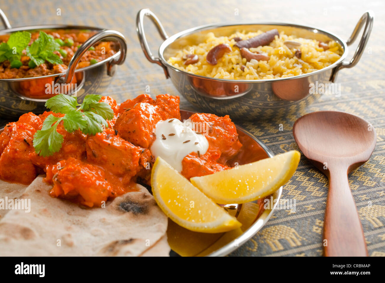 Une sélection de plats indiens, y compris le poulet tikka masala avec chapati, riz pilaf et keema matar (viande hachée avec pois). Banque D'Images