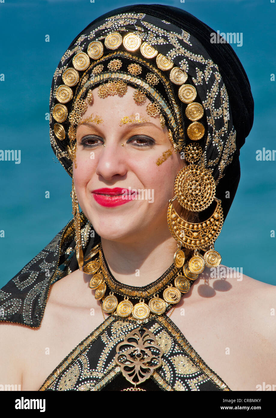 Femme en costume traditionnel Maures Maures et Chrétiens à la Fiesta à Mojacar, Almeria, Andalousie, Espagne Banque D'Images