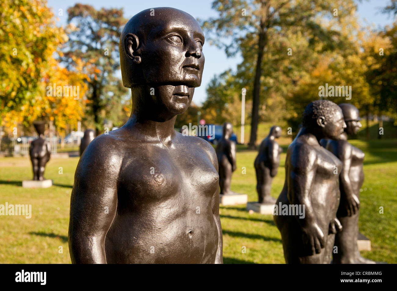 Frauen de formation, un groupe de sculptures par Tina Schwichtenberg, en face de la Post Tower de , Rhénanie du Nord-Westphalie Banque D'Images