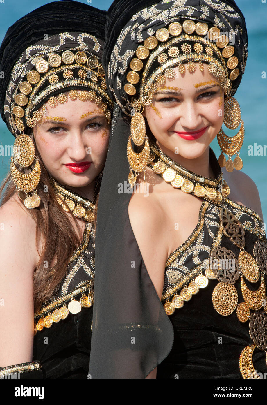 Les femmes en costume traditionnel Maures Maures et Chrétiens à la Fiesta à Mojacar, Almeria, Andalousie, Espagne Banque D'Images