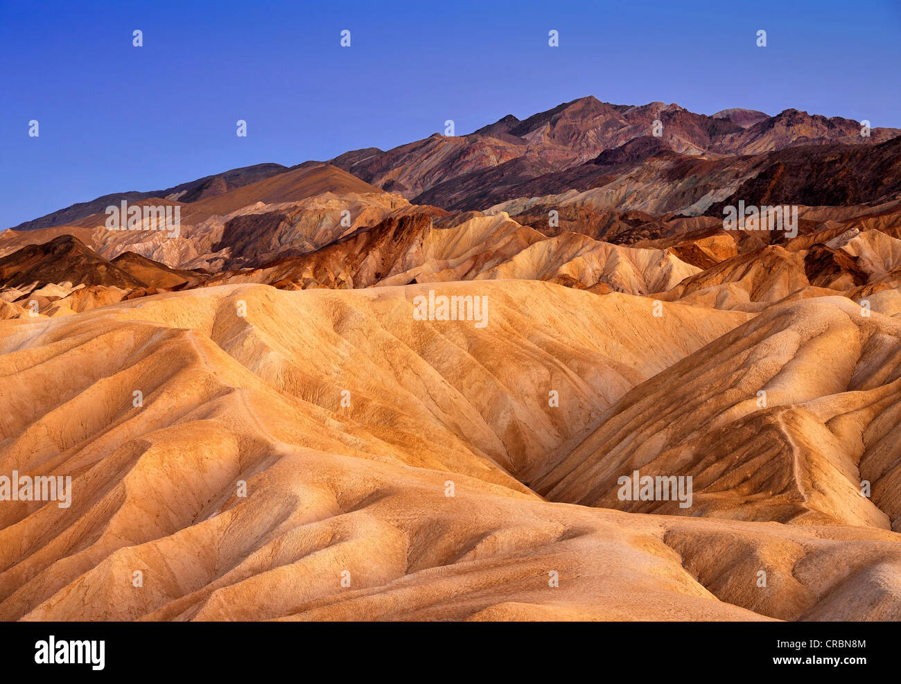 Vue depuis Zabriskie Point de roches érodées par les minéraux décolorée, crépuscule, Death Valley National Park, désert de Mojave, Californie Banque D'Images