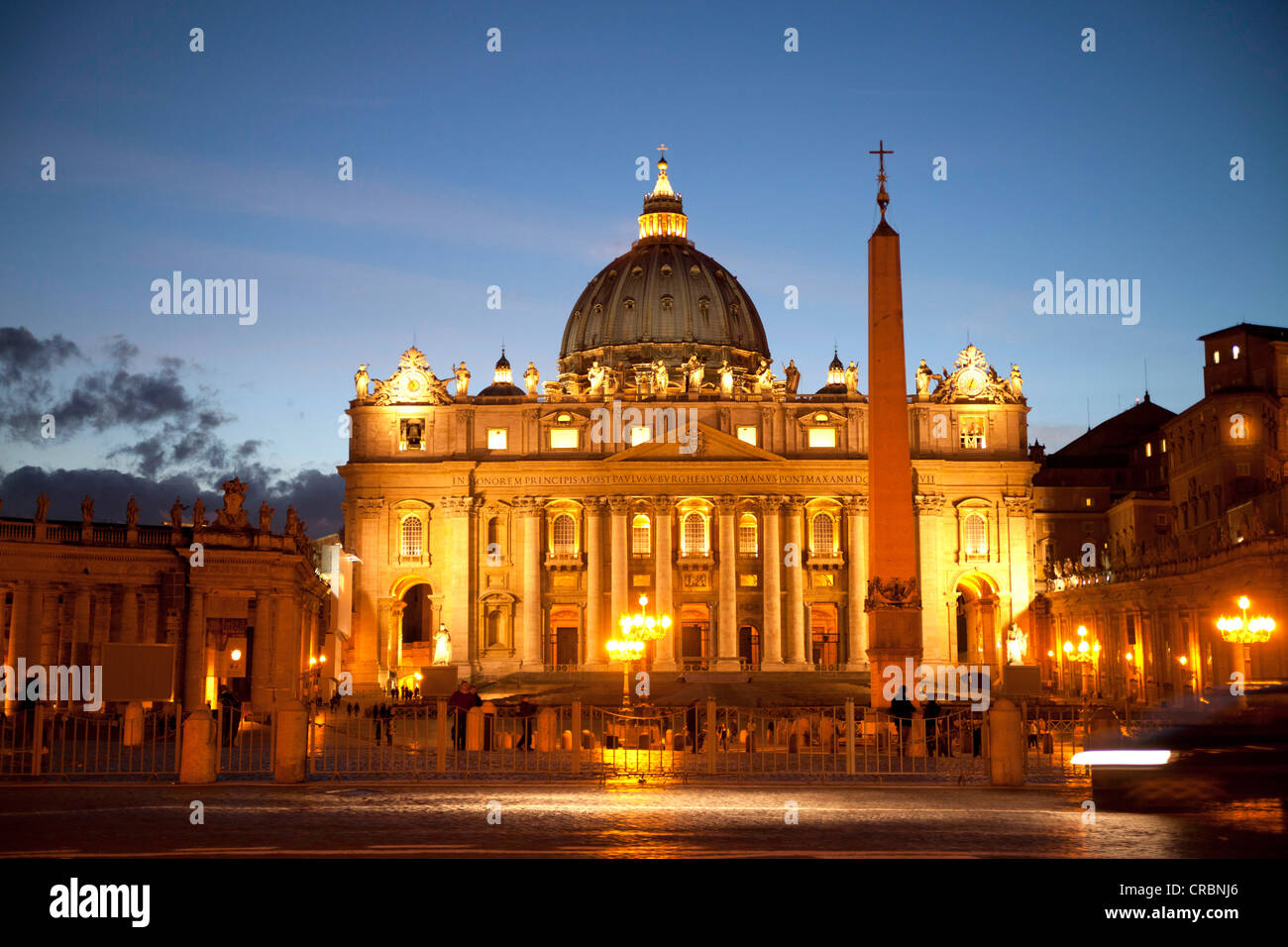 L'éclairage de la Basilique Saint Pierre et la Place Saint Pierre à l'heure bleue, Rome, Italie, Europe Banque D'Images