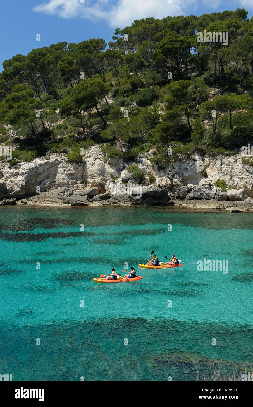 Kayak dans l'eau de mer bleue claire espagne Minorque Cala Galdana Banque D'Images