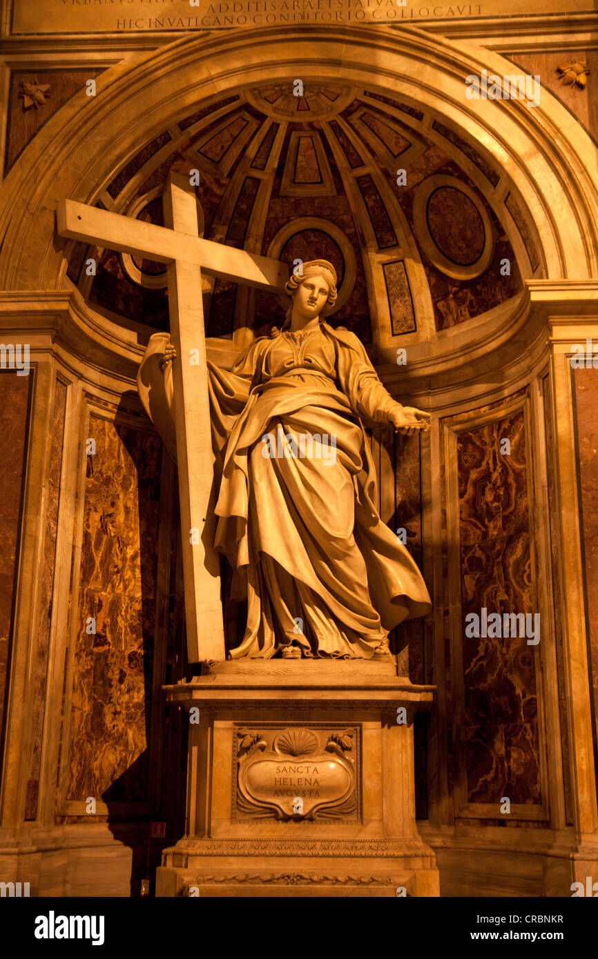 Statue portant une croix dans la Basilique Saint Pierre, Rome, Italie, Europe Banque D'Images