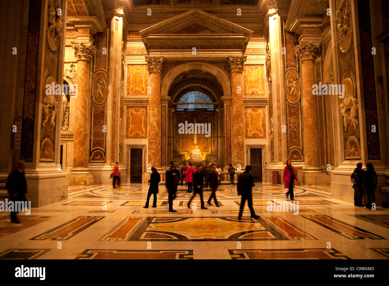 Les visiteurs dans la Basilique Saint Pierre, Rome, Italie, Europe Banque D'Images
