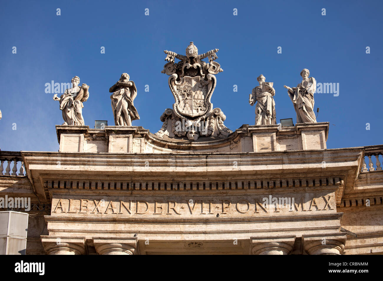 Groupe de sculptures et une inscription sur la Basilique Saint Pierre, Rome, Italie, Europe Banque D'Images