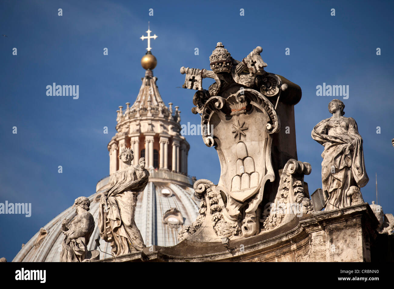 Groupe de sculptures sur la Basilique Saint Pierre, Rome, Italie, Europe Banque D'Images