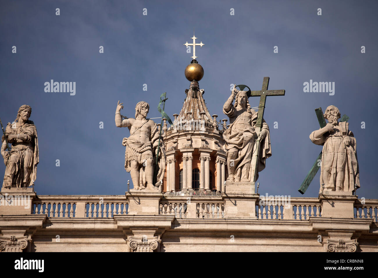 Statue de Jésus avec la croix et les Apôtres sur la Basilique Saint-Pierre de Rome, Italie, Europe Banque D'Images