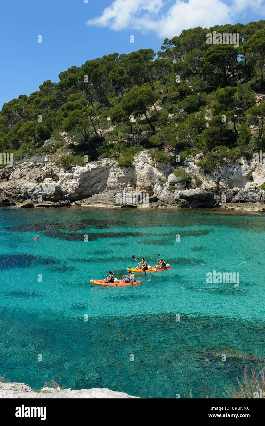 Kayak dans l'eau de mer bleue claire espagne Minorque Cala Galdana Banque D'Images