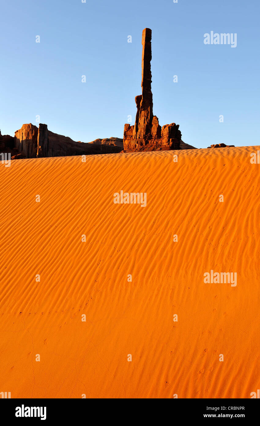 Dunes de sable en face de Totem rock formation, Monument Valley, Navajo Tribal Park, Réserve de la Nation Navajo, Arizona, l'Utah Banque D'Images
