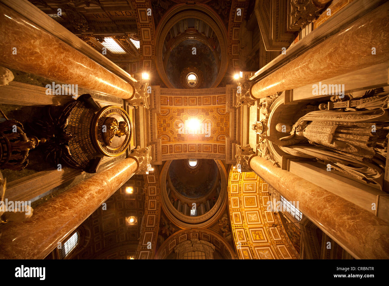 Plafond et colonnes dans la Basilique Saint-Pierre, Vatican, Rome, Latium, Italie, Europe Banque D'Images
